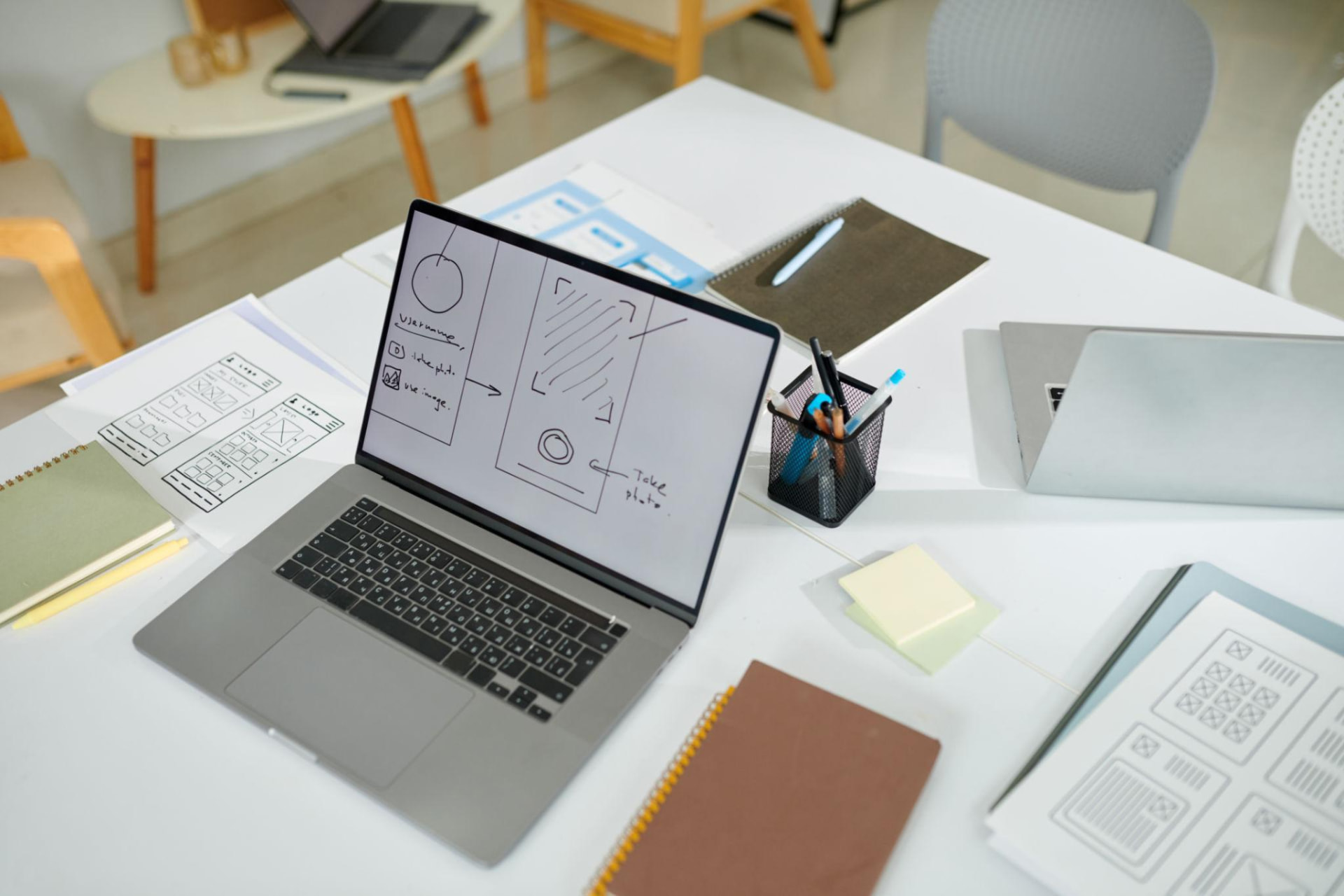 Werkplek met laptop, schetsen en notities bij Solve Solutions